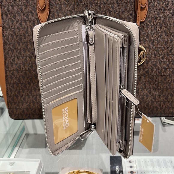 MICHAEL KORS LARGE TRAVEL CONTINENTAL WRISTLET WALLET BRIGHT WHITE SIGNATURE - Picture 12 of 16